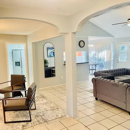 Classic Style Home In Houston Texas 10 Mins From The Galleria & 5 Min To China Town